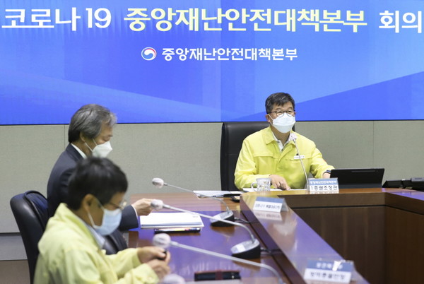 이기일 중앙재난안전대책본부 제1총괄조정관(보건복지부 제2차관)은 31일 중대본 회의에서“이번 추석 연휴 나흘동안 전국 고속도로를 이용하는 모든 차량에 대해 통행료 면제를 추진하고 “가족 간 모임이나 방문은 인원 제한 없이 자유롭게 할 수 있으며, 휴게소 및 버스·철도 내 실내 취식도 허용한다”고 “방역수칙을 밝혔다.[사진=보건복지부 제공]