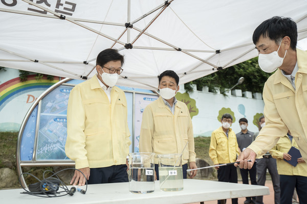 (사진=8월 11일 박형준 부산시장과 박진옥 부산시상수도본부장이 매리취수장을 찾아 현장을 점검했다.)