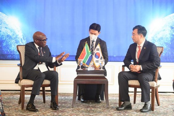 신범철 국방차관이 남아프리카 공화국 국방차관과 대담을 하고 있다[사진=국방부]