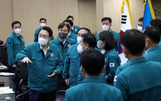 윤석열 대통령일 지난5일 재난에 대비해 직접 상황을 점검하고 있다.[사진=대통령실]