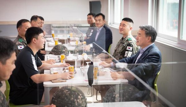 이종섭 국방부장관은 12일 육군 3사단 GOP 경계부대를 방문하고 경계작전태세를 점검하고, 장병들을 격려 했다.[사진=국방부]