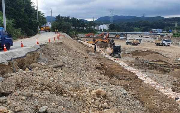(사진=포항시 수해복구작업 장비 지원, 부산국토관리청 제공)