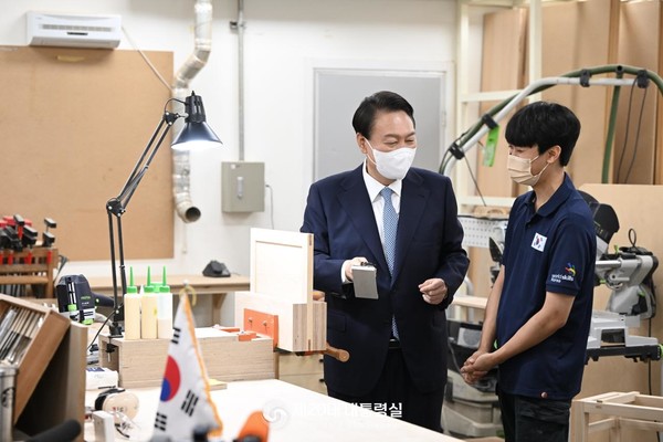 윤석열 대통령이 기능올림픽 선수단을 격려하고 있다[사진=대통령실]