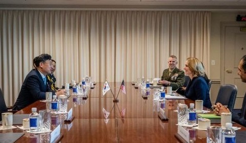 미 국방장관과 대담하는 신범철 (사진좌)국방차관[사진=국방부]