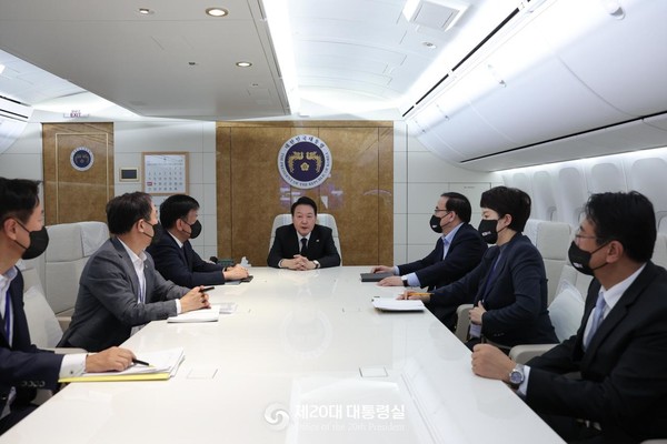 기내에서 참모진들과 회의를 진행 하고 있는 윤석열 대통령 [사진=대통령실]