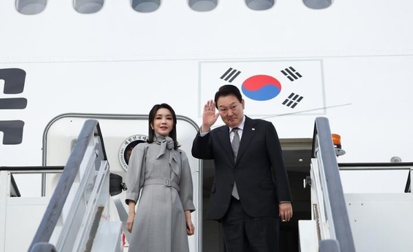 미국을 방문하기 위해 비행기에 오른 윤석열 대통령과 김건희 여사가 인사를 하고 있다[사진=대통령실]