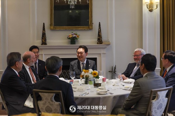 대통령실은 윤대통령의 순방외교 성과에 대해 브리핑을 했다.사진은 세계 저명인사들과의 환담[사진=대통령실]