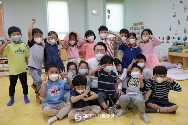 윤석열 대통령은 세종시 위치한 아이누리 어린집을 방문했다[사진=대통령실]