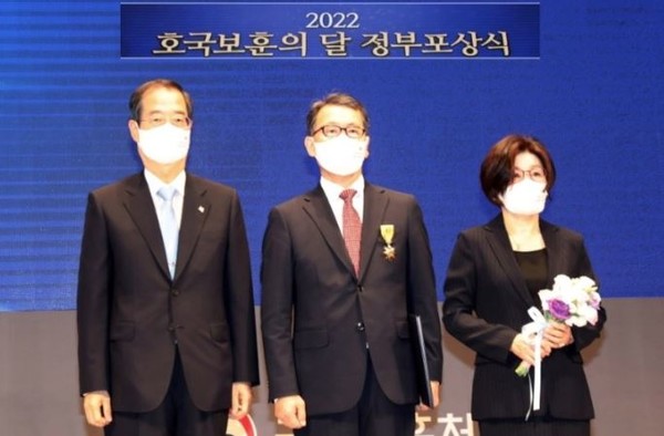 오승기 회장은  모범 국가보훈대상자 국가사회 발전에 기여 정부포상‘국민훈장 목련장’ 수훈 받았다[사진=글로벌 녹색환경지도자 연합중앙회 제공]