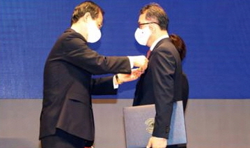 오승기 회장은 정부로 부터 목련장을  받았다