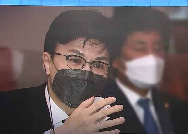 한동훈 법무장관이 국감에서 김의겸 의원의 거짓 의혹에 대해 사생결단적 말로 답변했다[사진=티비화면 촬영 캡쳐]