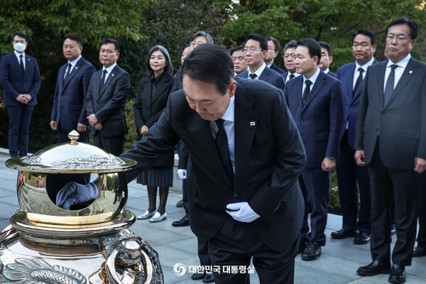 윤석열 대통령이  현충원을 찾아 고 박정희 대통령의 묘쇼를 참배 했다[사진=대통령실]