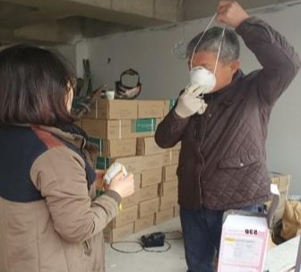 민간위탁기관에서 사업장을 방문해 미세먼지 마스크를 전달하고 올바른 착용법 등을 알려주고 있다. [사진=안전보건공단]