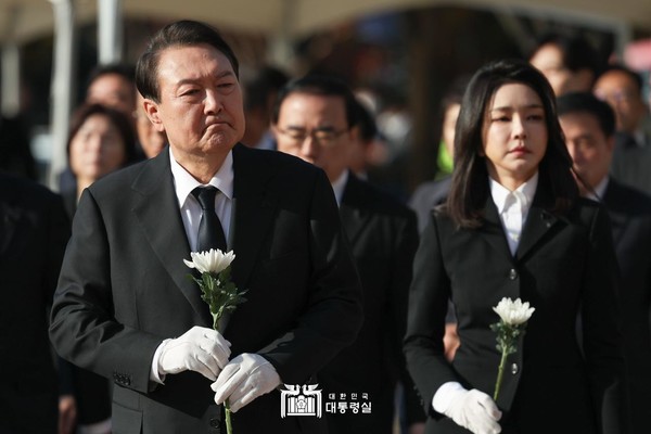 합동분향소를 찾은 윤석열 대통령과 김건희 여사가  헌화를 하고 있다[사진=대통령실]