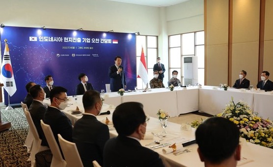 윤석열 대통령이 인니 에  진출한 국내 기업인들을 격려하고 있다[사진=대통령실]