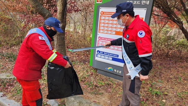 덕산도립공원에서 가을철 산불 예방 캠페인을 진행했다. [사진=청양산림항공관리소]