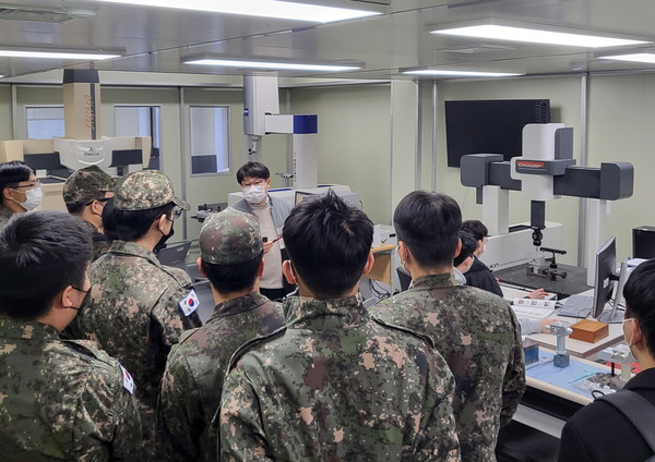 반도체 공정에 대해 설명을 듣고 있는 장병 들[사진=시사뉴스피플]