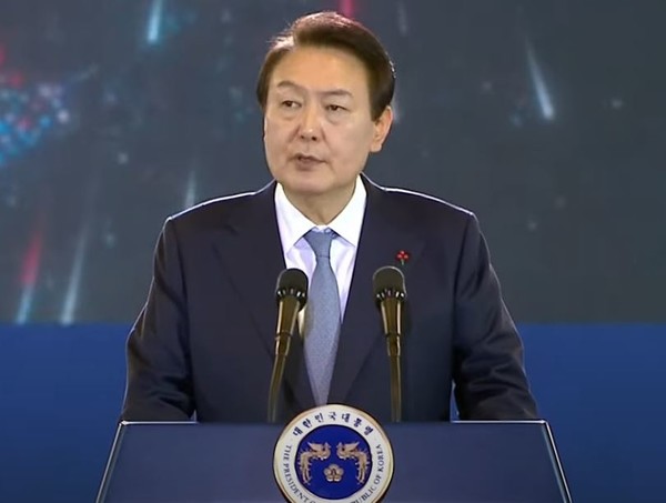 윤석열 대통령이  무역의날 기념식에 참가하여 기념사를 하고 있다[사진=티비화면 촬영 캡쳐]