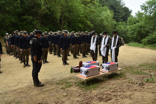 국유단과 육군 3포병여단 장병들이 발굴 현장에서 수습된 고 강농원 일병의 유해에 대해 약식제례를 지내고 있다. [사진=국방부]