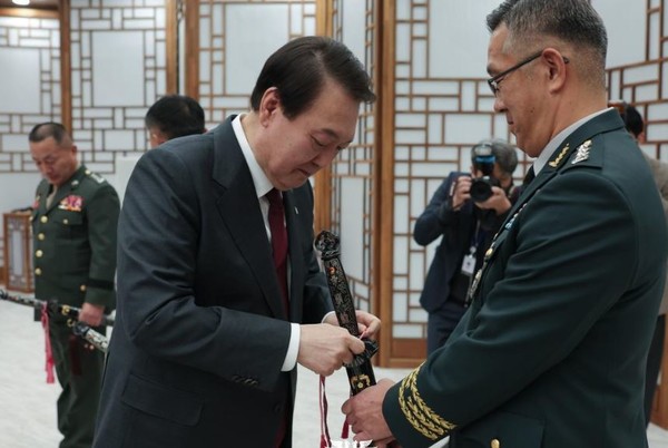 윤석열 대통령이 중장진급자에게 삼정검을 수여하고 있다[사진=대통령실]