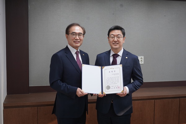 (사진=좌측 첫 번째 (주)복성산업개발 전문순 부회장, 우측 첫 번째 (주)복성산업개발 김승하 대표이사는 정종복 기장군수로부터 표창장을 수상했다.