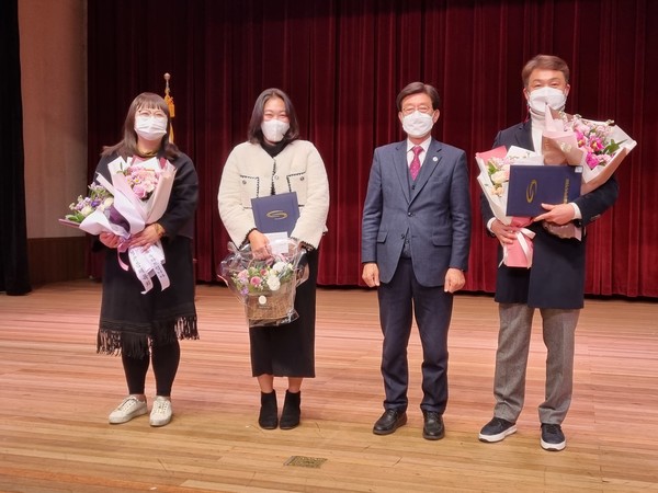 (사진=우측 두 번째 정종복 기장군수가 (주)복성산업개발 관계자와 기념촬영을 하고 있다.)