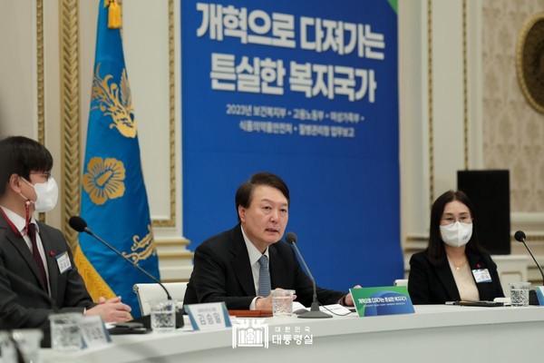 윤석열 대통령은 청와대 영빈관에서 보건복지부와 고용노동부, 여성가족부, 식품의약품안전처, 질병관리청으로부터 2023년도 업무계획을 보고 받았다.[사진=대통령실]