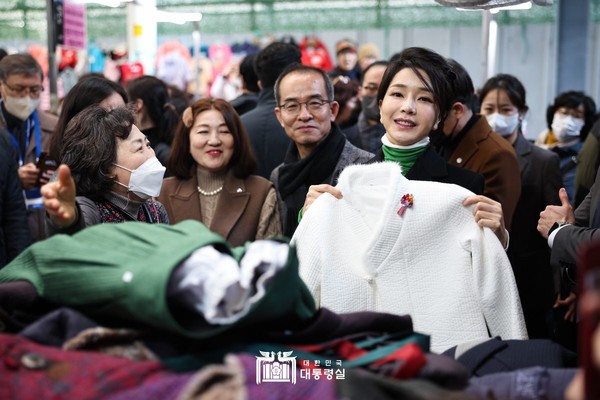 김건희 여사가 대구 서문시장을 방문하여 상인들을 격려 했다[사진=대통령실]