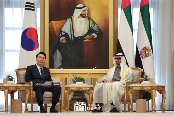 UAE 모하메드 대통령은 윤석열 대통령에게 “어떤 상황에서도 약속을 지키는 대한민국에 대한 신뢰로 300억 달러 투자를 결심했다”고 밝혔다[사진=대통령실]