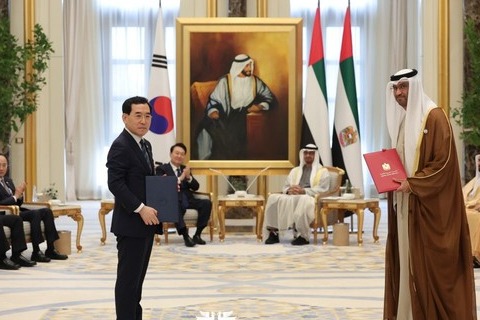 양해각서를 전달 하고 있는 한국과 UAE 정부[사진=대통령실]