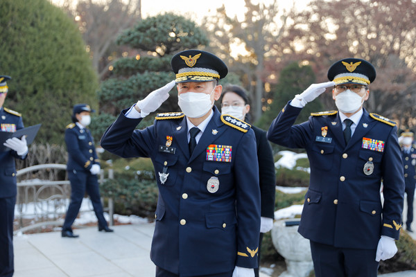김종욱 해양경찰청장이 2023년 새해 현충탑을 방문했다[사진=해양결찰청]