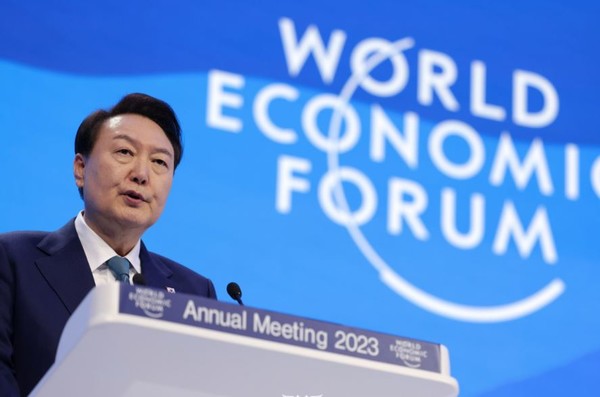스위스 다보스에서 열린 2023 세계경제포럼(WEF·다보스포럼) 연차총회에서 ‘행동하는 연대를 위하여(Solidarity in Action)’라는 제목의 단독 특별연설을 했다[사진=대통령실]