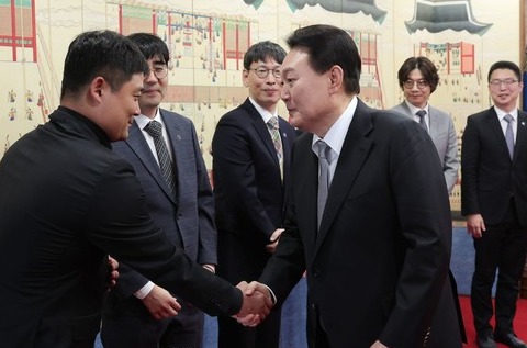 윤석열 대통령이 젊은 과학자들과 악수를 하고 있다[사진=대통령실]