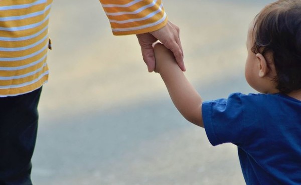 출생신고에 어려움을 겪는 미혼부 자녀 등의 아동수당 신청 절차를 개선하고, 불가피한 사유로 아동수당을 늦게 신청한 경우라도 소급 지원을 확대한다고 밝혔다.[사진=이미지 자료 사진 픽사베이]