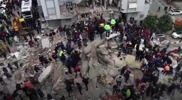 튀르키예 지진으로  현재 수천명이 사망했다 [사진=티비화변 촬영 캡쳐]
