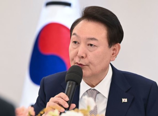 윤대통령은 강진 으로 수천 명의 사상자가 발생하고 있는 튀르키예에 구조인력 파견 등 신속한 피해 지원을 지시했다[사진=대통령실]