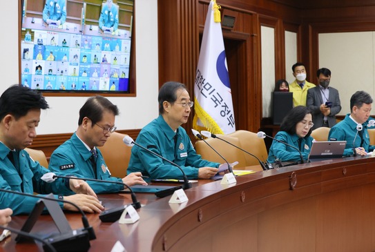 한 덕수 국무 총리는 서울 세종로 정부서울청사에서 열린 코로나19 중앙재난안전대책본부(중대본) 및 봄철 산불 대응 상황 점검회의를 주재했다[사진=국무조정실]