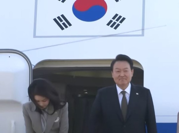 한일정상회담을 위해 일본으로 출국하는 윤석열 대통령 내외분[사진=티비화면 현장사진캡쳐]