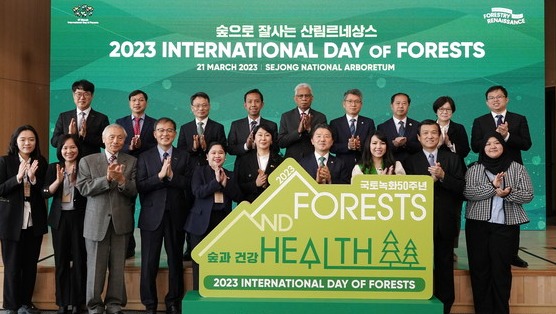 세계 산림의 날 및 국토녹화 50주년 기념행사(남성현 산림청장, 앞줄 오른쪽에서 네번째) (사진=산림청)