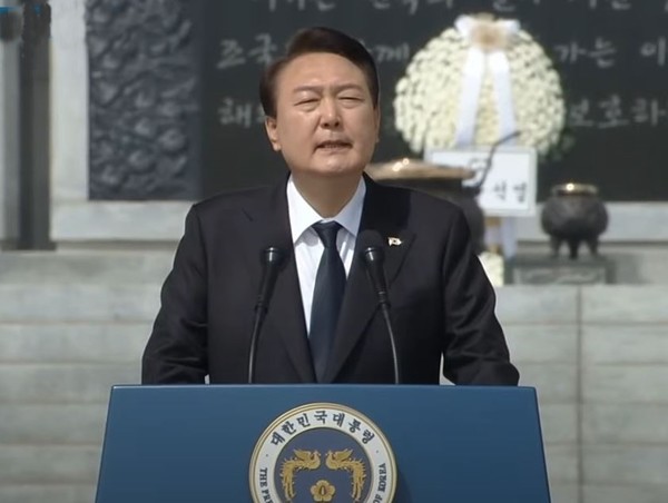 윤석열 대통령 부부는 오늘(3. 24, 금) 오전 국립대전현충원에서 제2연평해전‧연평도 포격전 묘역과 천안함 묘역, 故 한주호 준위 묘소를 찾아 유가족, 참전 장병들과 함께 참배하고 깊은 위로를 전했다[사진-티비화면 중게 촬영 캡쳐]