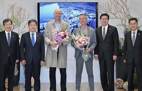 윤상직 2030세계박람회유치위원회 사무총장, 박형준 부산시장 등이 2일 인천공항 귀빈실에서 방한한 국제박람회기구(BIE) 실사단을 맞이하고 있다.(사진=산업통상자원부)