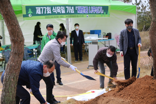 새만금개발청이 5일 제77회 식목일을 맞아 나무심기 행사를 개최했다.(사진=새만금개발청)