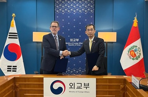 제6차 한-페루 경제과학기술공동위원회에 참석한 강재권 외교부 경제외교조정관(오른쪽)과 이그나시오 이게라스 페루 외교차관 (사진=외교부)