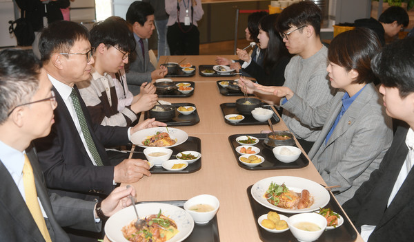 건국대 학생회관에 위치한 학생식당에서 고민정 국회의원, 전영재 총장과 건국대 재학생들이 함께 학식을 먹으며 ‘천원의 아침’에 대해 이야기 나누고 있다.(사진=건국대학교)