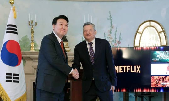 4월 25일 윤석열 대통령은 테드 서랜도스 넷플릭스 공동 대표를 접견했다.(사진=대통령실)