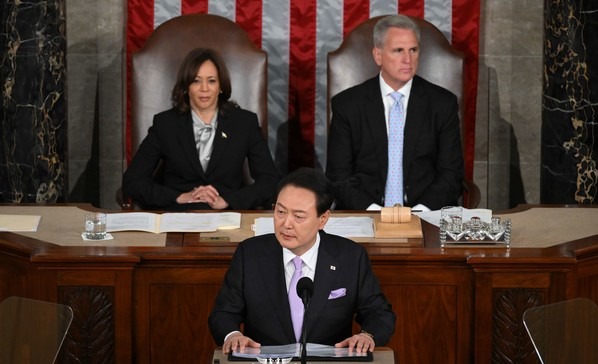 윤석열 대통령은 미국 상·하원 합동회의 영어 연설에서" 저는 지금 자유에 대한 확신, 동맹에 대한 신뢰, 새로운 미래를 열고자 하는 결의를 갖고 미국 국민 앞에 서 있습니다."라고 밝혔다[사진=대통령실]