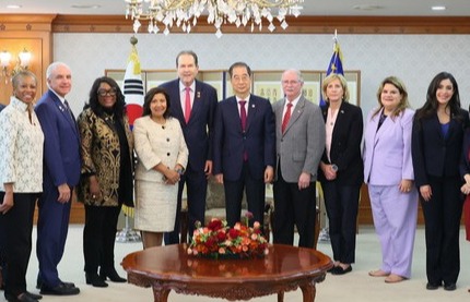 한덕수 국무총리는 5월 1일 정부서울청사에서 번 뷰캐넌 미 하원 민주주의 파트너십 의장이 이끄는 의원단을 면담했다.(사진=국무조정실)