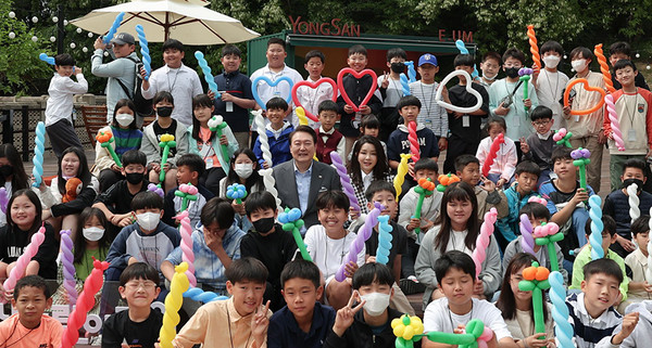 5월 4일 윤석열 대통령 부부는 용산어린이정원 개방행사에 참석했다.(사진=대통령실)