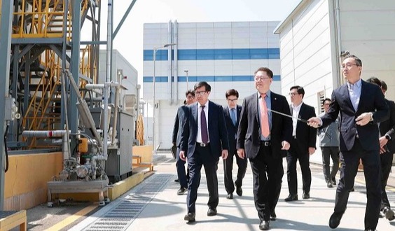 박일준 산업통상자원부 2차관이 청정수소 생산설비와 실증현황을 점검하기 위해 9일 충북 청주시에 위치한 원익머트리얼즈를 방문, 암모니아 기반 수소추출 제조시설을 살펴보고 있다.(사진=산업통상자원부)