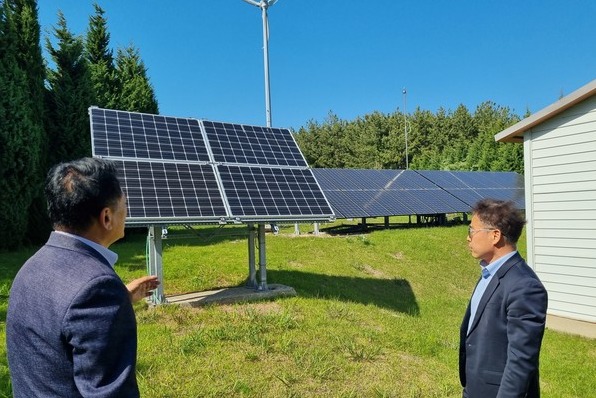 행정안전부 관계자들이 ‘작은 섬 공도방지 사업’ 대상지인 경북 울릉군 죽도를 방문해 현장을 돌아보고 있다.(사진=행정안전부)